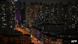 上海封城后静安区居民楼的夜景。（2022年4月9日）