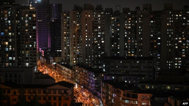 上海封城後靜安區居民樓的夜景。 （2022年4月9日）