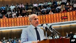 Perdana Menteri terpilih Shahbaz Sharif menyampaikan pidato dihadapan anggota Majelis Nasional di Islamabad, Pakistan, pada 11 April 2022. (Foto: National Assembly of Pakistan via AP)