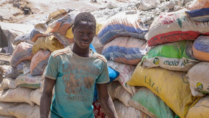 Mineurs bloqués sous terre au Burkina: l'espoir perdure