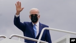 Prezidan Joe Biden monte abo avyon prezidansyel la Air Force One, nan baz ayeryen Andrews Air Force Base tou pre Washington, Madi 12 Avril 2022. 