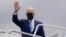 Prezidan Joe Biden monte abo avyon prezidansyel la Air Force One, nan baz ayeryen Andrews Air Force Base tou pre Washington, Madi 12 Avril 2022. 