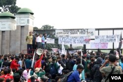 Perwakilan DPR RI, Wakil Ketua DPR RI Sufmi Dasco Ahmad (Baju Putih, di atas mobil) menemui mahasiswa yang menyampaikan aspirasi mereka di depan Gedung DPR/MPR RI. (VOA/Indra Yoga)