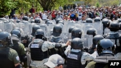Una caravana de alrededor de 600 migrantes, en su mayoría del centro América, enfrentó el 1 de abril 2022, con piedras y palos a efectivos de la Guardia Nacional, quienes respondieron con gases lacrimógenos, en una carretera del estado de Chiapas.