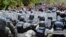 Una caravana de alrededor de 600 migrantes, en su mayoría del centro América, enfrentó el 1 de abril 2022, con piedras y palos a efectivos de la Guardia Nacional, quienes respondieron con gases lacrimógenos, en una carretera del estado de Chiapas.