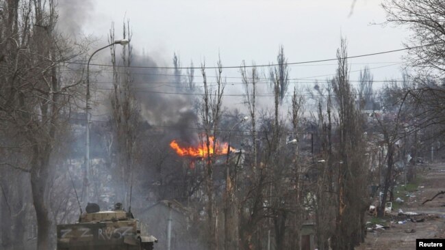 Autokolonat ruse kalojnë nëpër qytetin ukrainas Mariupol (11 prill 2022)