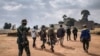 Des commandants du groupe armé URDPC/CODECO traversent le village de Linga le 13 janvier 2022, dans la province de l'Ituri, au nord-est de la RDC.