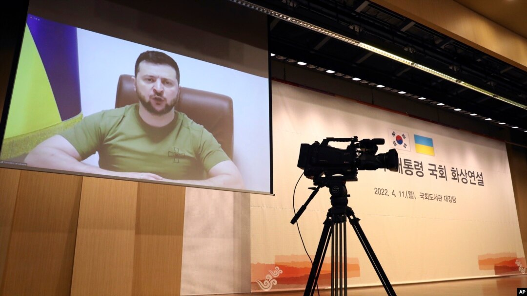 Ông Zelenskyy phát biểu trước quốc hội Hàn Quốc qua đường truyền video. 