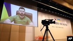 Ông Zelenskyy phát biểu trước quốc hội Hàn Quốc qua đường truyền video. 
