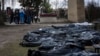 ARIVA - Posmrtni ostaci u crnim vrećama na groblju u Buči, u predgrađu Kijeva, 11. aprila 2022. 