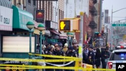 El personal de emergencia se reúne en la entrada de una parada de metro en el distrito de Brooklyn de Nueva York, el martes 12 de abril de 2022.