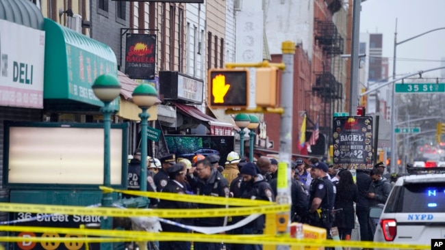 El personal de emergencia se reúne en la entrada de una parada de metro en el distrito de Brooklyn de Nueva York, el martes 12 de abril de 2022.