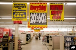 Iklan penjualan obral dan diskon di Kmart di Avenel, New Jersey, 4 April 2022. (AP/Seth Wenig)