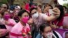 Seorang pendukung Wakil Presiden Filipina Leni Robredo, calon presiden untuk pemilihan 2022, berfoto selfie saat kampanye di Angeles City, Provinsi Pampanga, Filipina, 9 April 2022. (Foto: REUTERS/Lisa Marie David)