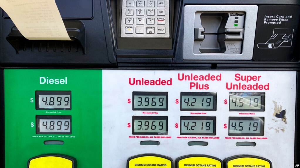 资料照片：佐治亚州玛丽埃塔一处加油站油泵显示的每加仑各型汽油及柴油的价格。 (2022年4月8日)(photo:VOA)