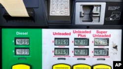资料照片：佐治亚州玛丽埃塔一处加油站油泵显示的每加仑各型汽油及柴油的价格。 (2022年4月8日)