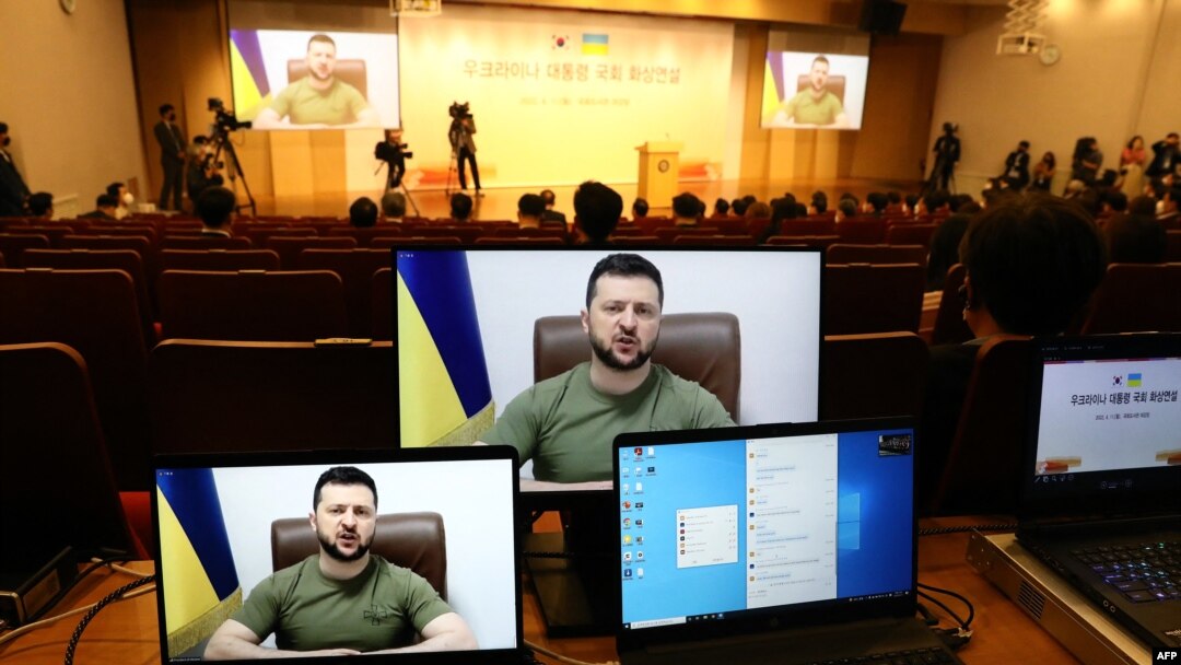 Predsjednik SAD Volodimir Zelenski obraća se južnokorejskom parlamentu preko video linka, u Seulu, 11. aprila 2022.