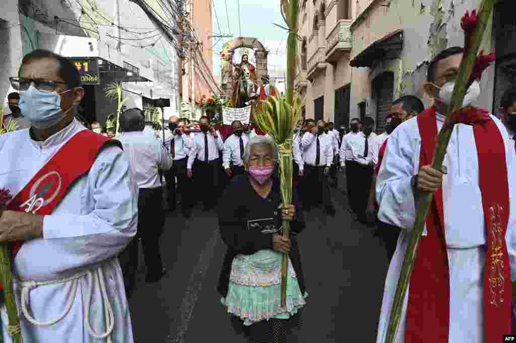 Fieles católicos participan en la tradicional procesión del Domingo de Ramos en Tegucigalpa, el 10 de abril de 2022.&nbsp;