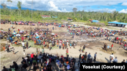 Masyarakat Nduga berkumpul di lapangan dalam sebuah acara keagamaan. (Foto: Courtesy/Yosekat)