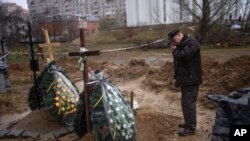 Warga Ukraina Oleg, 56, berduka atas kematian ibunya Inna, 86, yang tewas dalam serangan pasukan Rusia di Bucha, wilayah pinggiran kota Kyiv, Ukraina, pada 10 April 2022. (Foto: AP/Rodrigo Abd)