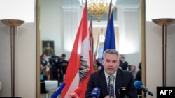 카를 네함머 오스트리아 총리가 11일 모스크바 주재 대사관에서 기자회견하고 있다.