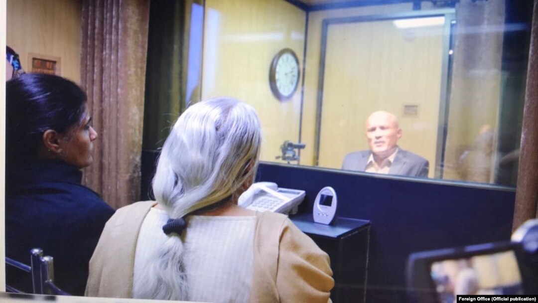 کلبھوشن کی اہل خانہ سے ملاقات (فائل)