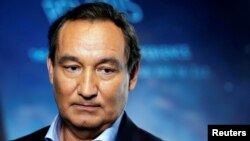 FILE - Chief Executive Officer of United Airlines Oscar Munoz in New York, June 2, 2016. 