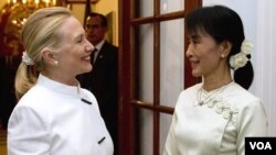 Hillary Clinton y la líder pro-democracia Aung San Suu Kyi se estrecharon la mano mientras conversaban con los periodistas.