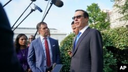 El secretario del Tesoro de EE.UU. Steve Mnuchin habla con periodistas en la Casa Blanca, en Washingto. Julio 26 de 2018. Foto: AP/Pablo Martínez Monsivais.