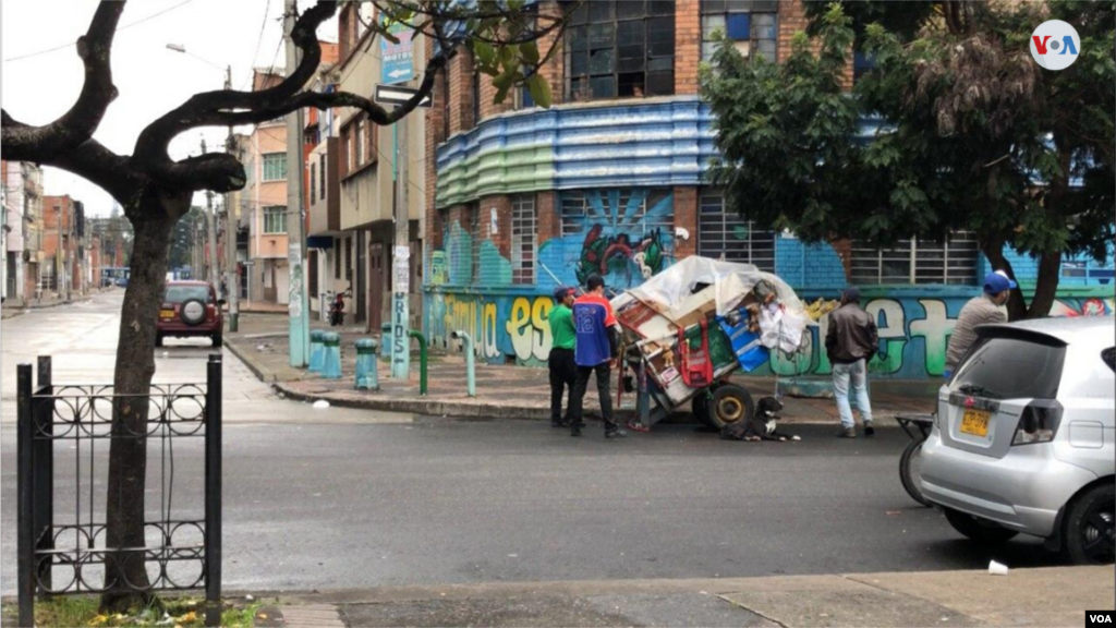 Otros -como Maikel- no han corrido con mejor suerte y deben dormir en las calles y pedir alimentos para no pasar hambre. Él, por ejemplo, pide que lo ayuden a regresar a Venezuela, pues fue desalojado. [Foto:&nbsp;Karen Sánchez]