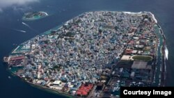 La hausse des niveaux d'eau menacent plusieurs îles , comme les Maldives , photographié ici . ( Photo gracieuseté Geo , COP21.gouv.fr )