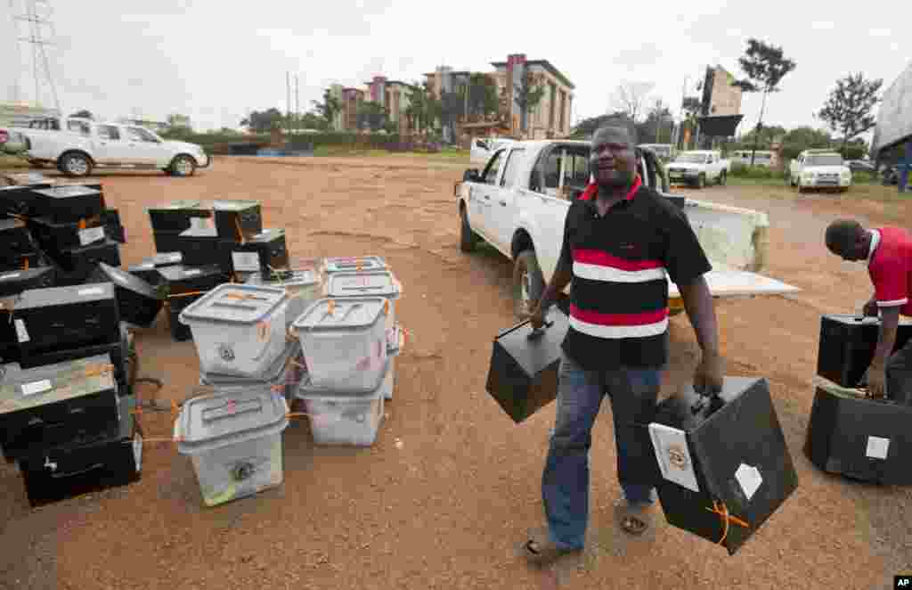 An electoral worker delivers boxes to a district counting center in Kampala, Uganda, Feb. 20, 2016. 