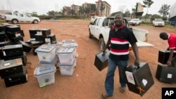 An electoral worker delivers boxes to a district counting center in Kampala, Uganda, Feb. 20, 2016. 