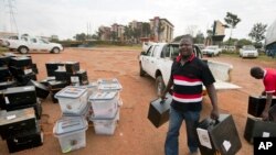 乌干达坎帕拉的一名选举工作人员把投票箱送往地区点票中心。 （2016年2有20日）