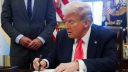 Presiden AS Donald Trump menandatangani instruksi presiden di Ruang Oval di Gedung Putih, Washington, pada 25 Februari 2025. (Foto: Reuters/Evelyn Hockstein)