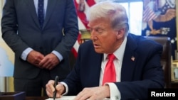 Presiden AS Donald Trump menandatangani instruksi presiden di Ruang Oval di Gedung Putih, Washington, pada 25 Februari 2025. (Foto: Reuters/Evelyn Hockstein)