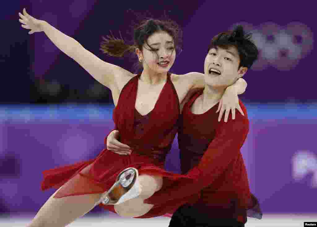 美國的冰舞搭檔Alex Shibutani和Maia Shibutani兄妹在冰舞自由舞比賽中起舞翩翩（2018年2月12日）