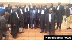 Antoine-Gabriel Kyungu wa Kumwanza et ses avocats devant le palais de justice à Lubumbashi, en RDC, le 5 janvier 2017. (VOA/ Narval Mabila)