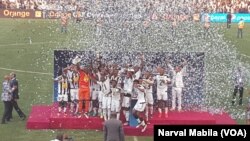 Les membres de TP Mazembe fête leur victoire, à Lubumbashi, en RDC, le 6 novembre 2016. (VOA/Narval Mabila)