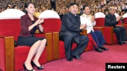 Ibu negara Korea Utara, Ri Sol-Ju (kiri) menghadiri sebuah konser bersama suaminya, Kim Jong Un di Pyongyang (foto: dok). 