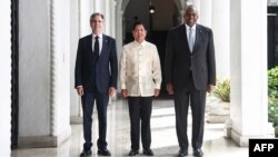 Menlu AS Antony Blinken dan Menhan AS Lloyd Austin bertemu dengan Presiden Filipina Ferfinand Marcos Jr. di Istana Malacanang, Manila, Selasa 30 Juli 2024.