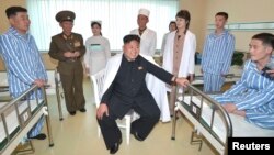 김정은 북한 국무위원장이 지난 5월 아내 리설주와 함께 평양 태송산 종합 병원에 방문한 모습을 북한 관영 '조선중앙통신'이 공개했다. 