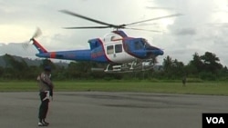 Helikopter Polisi yang membawa Asops Kapolri meninggalkan bandara Kasiguncu di Poso, Kamis 12/3 (VOA/Yoanes).