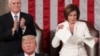 Nancy Pelosi (D), mokambi ya ndako ya bakeli mibeko azali kopasola lisikulu lya mokonzi ya mboka (C) Donald Trump na Congrès, Capitole, Washington, 4 février 2020.