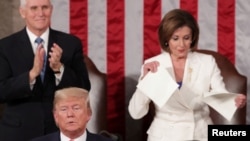 Nancy Pelosi (D), mokambi ya ndako ya bakeli mibeko azali kopasola lisikulu lya mokonzi ya mboka (C) Donald Trump na Congrès, Capitole, Washington, 4 février 2020.