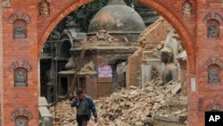 Seorang pria Nepal menangis ketika berjalan melewati reruntuhan akibat gempa bumi di Bhaktapur, dekat Kathmandu, Nepal, 26 April 2015.