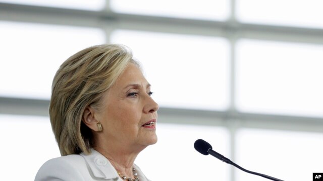 Clinton está confiada en que ninguno de los mensajes estaba marcado como confidencial cuando ello lo envió o lo recibió.