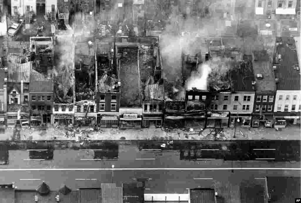 Des bâtiments détruits par le feu après des émeutes dans la rue H dans le nord-est de Washington, D.C., le 5 avril 1968. &nbsp;