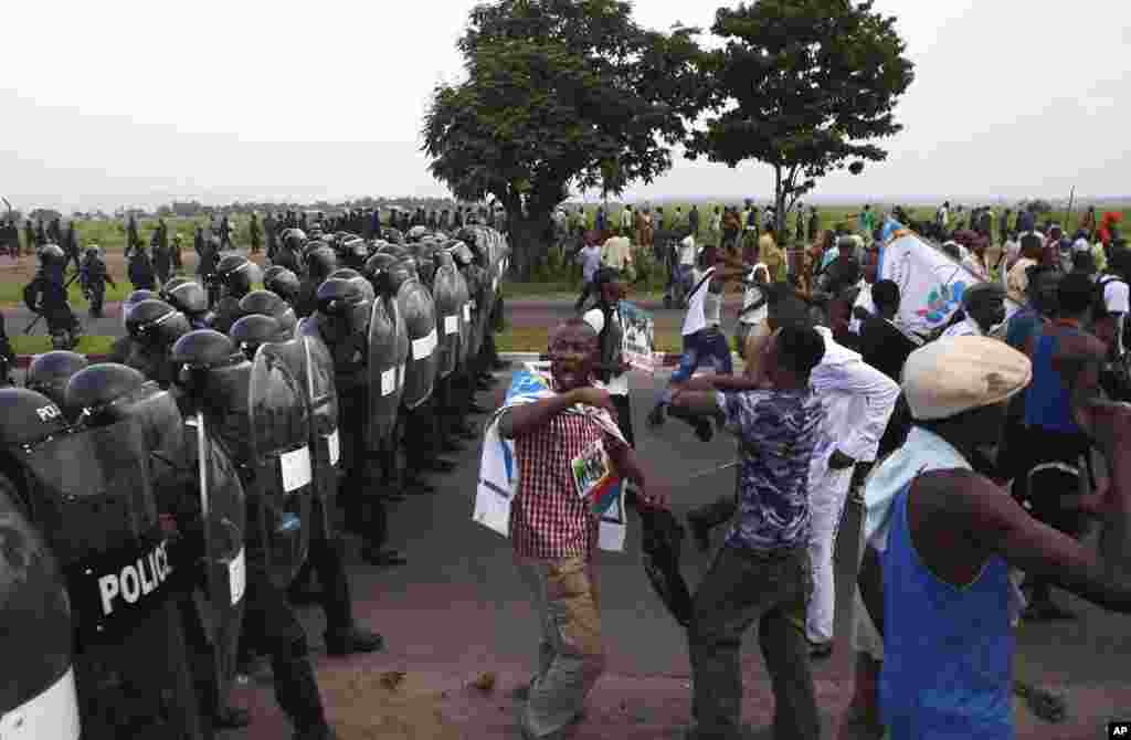 A line of riot police advances against opposition UDPS supporters outside N'Djili airport in Democratic Republic of Congo's capital Kinshasa, November 26, 2011. (Reuters)