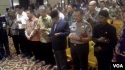 K.H. Said Aqil Siradj and others pray together for the Indonesian nation at an interfaith dialog held by the Alliance of Arek Suroboyoin in Surabaya, May 18, 2017. (P. Riski/VOA)